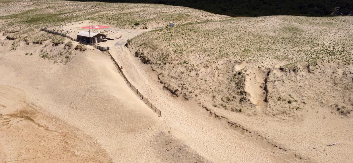 Poste de secours menacé par le recul du trait de côte à La Lette Blanche 