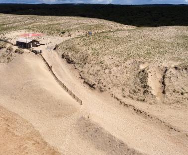 Poste de secours menacé par le recul du trait de côte à La Lette Blanche 