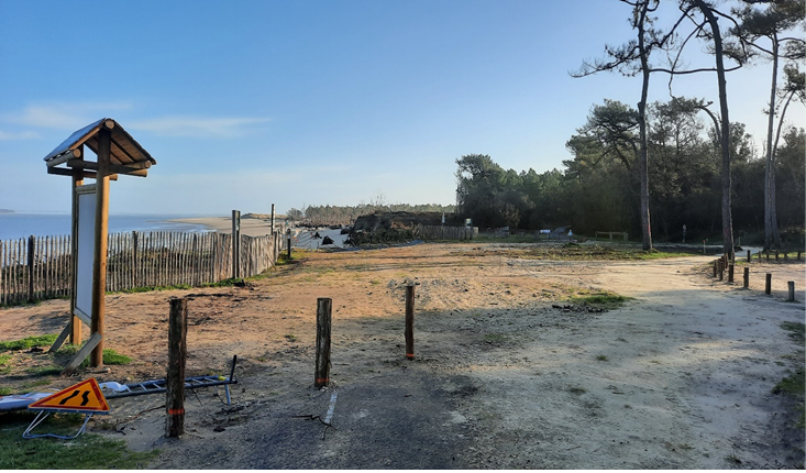 Revêtement calcaire du nouveau tracé de la Vélodyssée sur les anciens espaces de stationnement, février 2025
