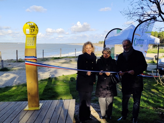 De gauche à droite : Angélique ROCHER-BEDJOUDJOU, sous-préfète de Rochefort ; Laurence OSTA-AMIGO, maire de La Tremblade ; Vincent BARRAUD, Président de la CARA