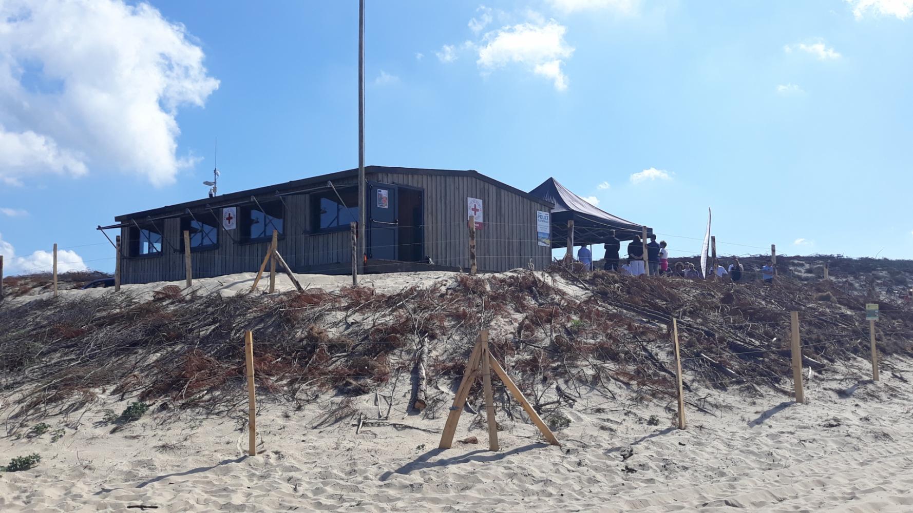 Remplacement de l'ancien poste de secours par un bâtiment mobile en pin maritime des Landes