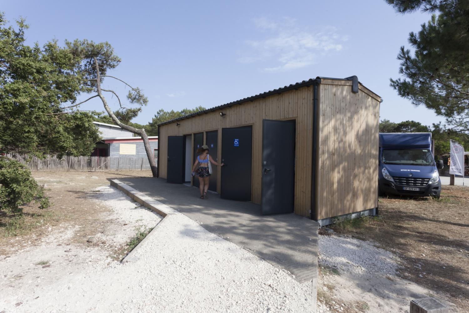 Implantation de toilettes PMR sur la zone de commerce du plan plage 