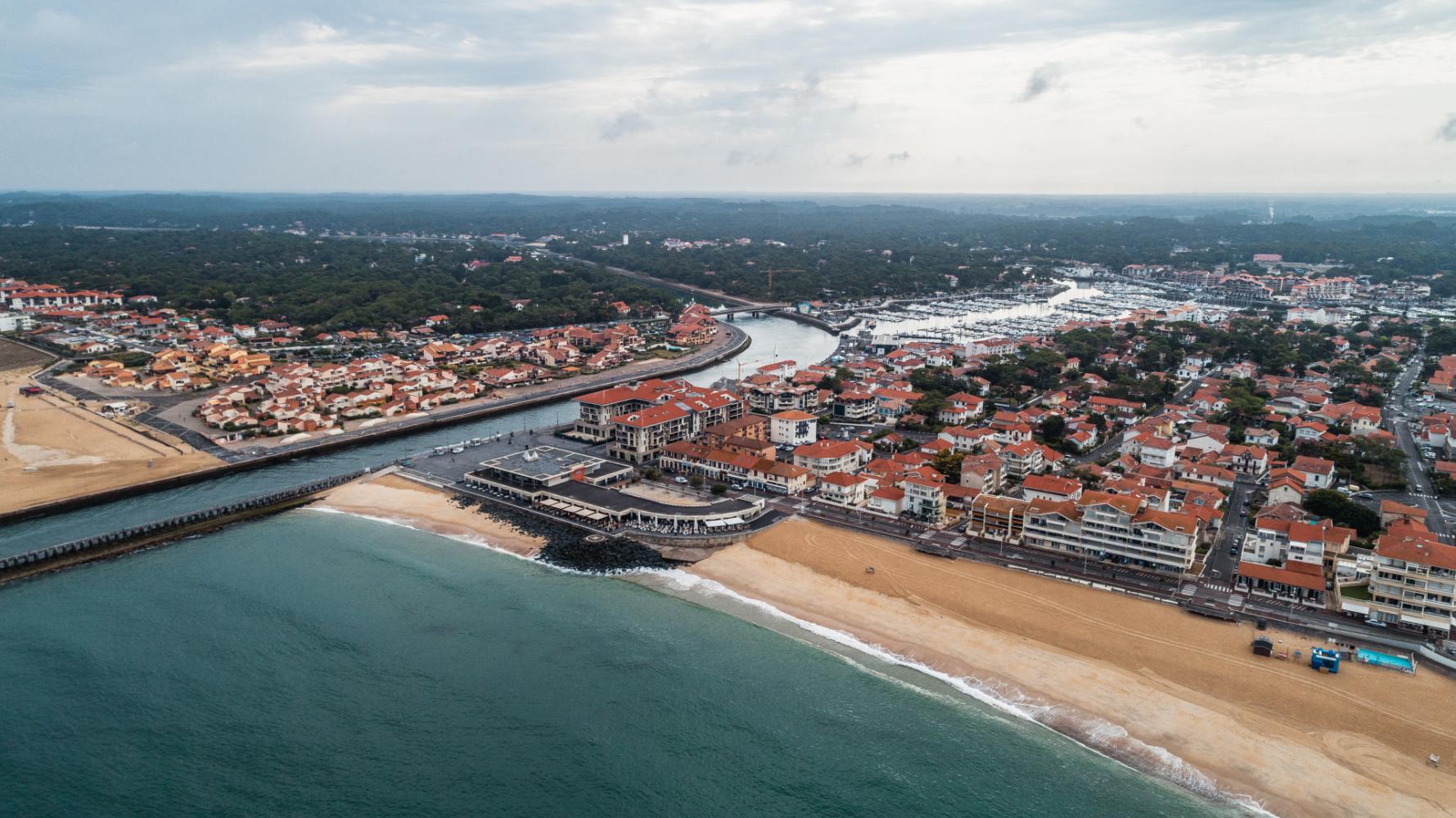 Vue aérienne du front de mer de Capbreton