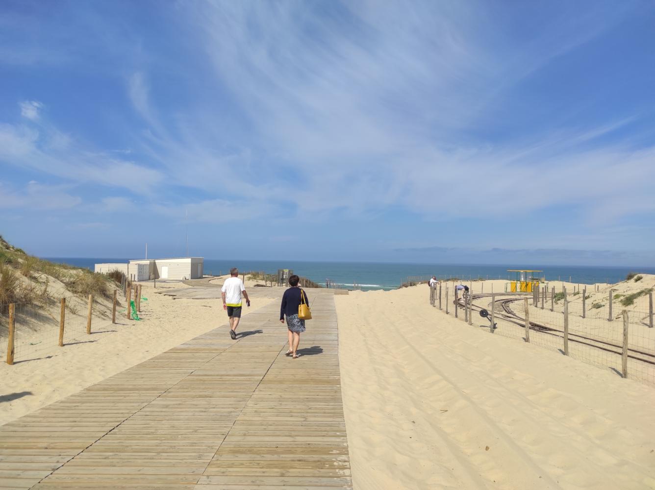 Accès piéton et petit train à la plage de l'Horizon