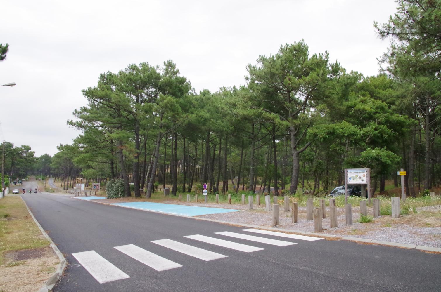 Parking rétro littoral sous couvert forestier