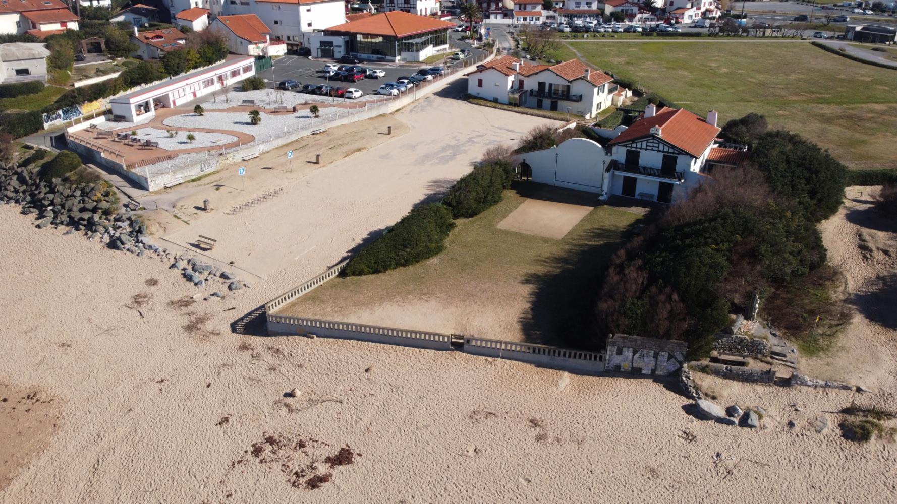 Vue aérienne du parking des Embruns avant renaturation 