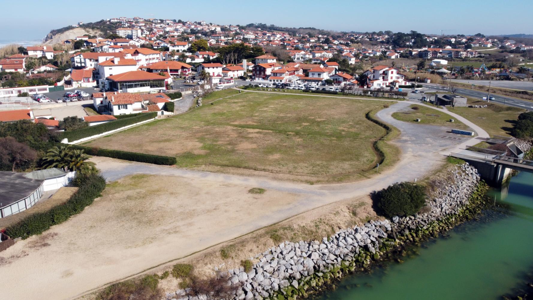 Vue aérienne de l'ancien terrain de rugby devant faire l'objet d'une renaturation et valorisation