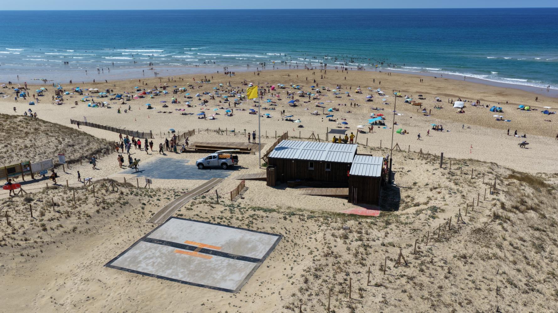 Démolition du poste en dur et repositionnement en arrière avec un bâtiment mobile en pin maritime des Landes
