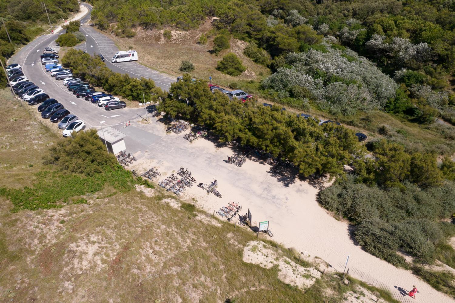 Vue drone accès plage + stationnement - Sables vigniers