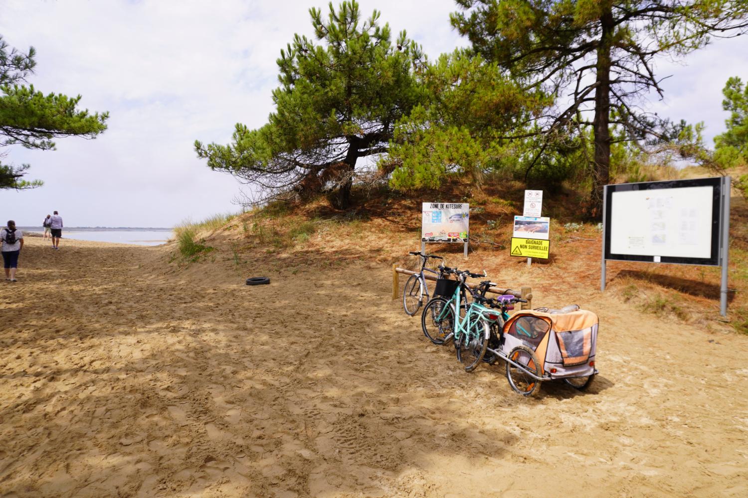 Stationnement vélo entrée de plage