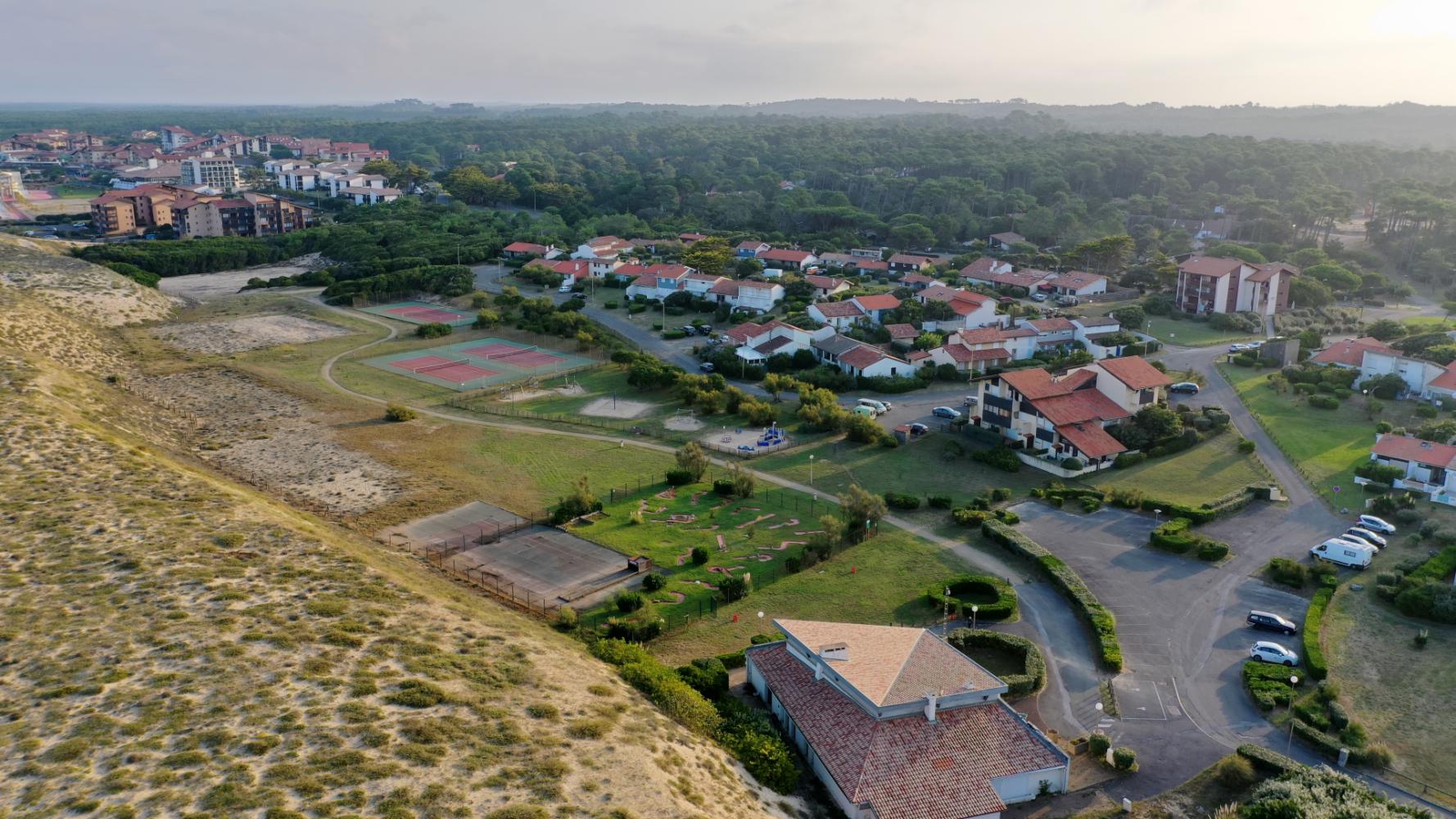 La lette des Bourdaines avec la maison de la radio en premier plan menacée par l'avancée dunaire