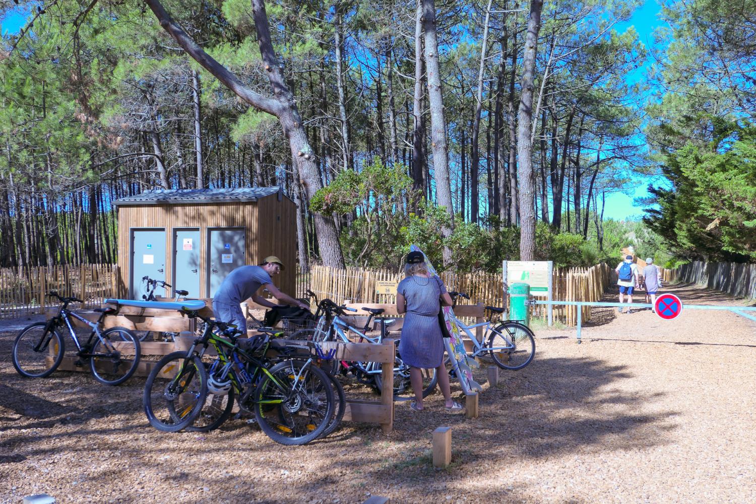 Aménagement de services d'accueil : toilettes sèches et parkings vélos