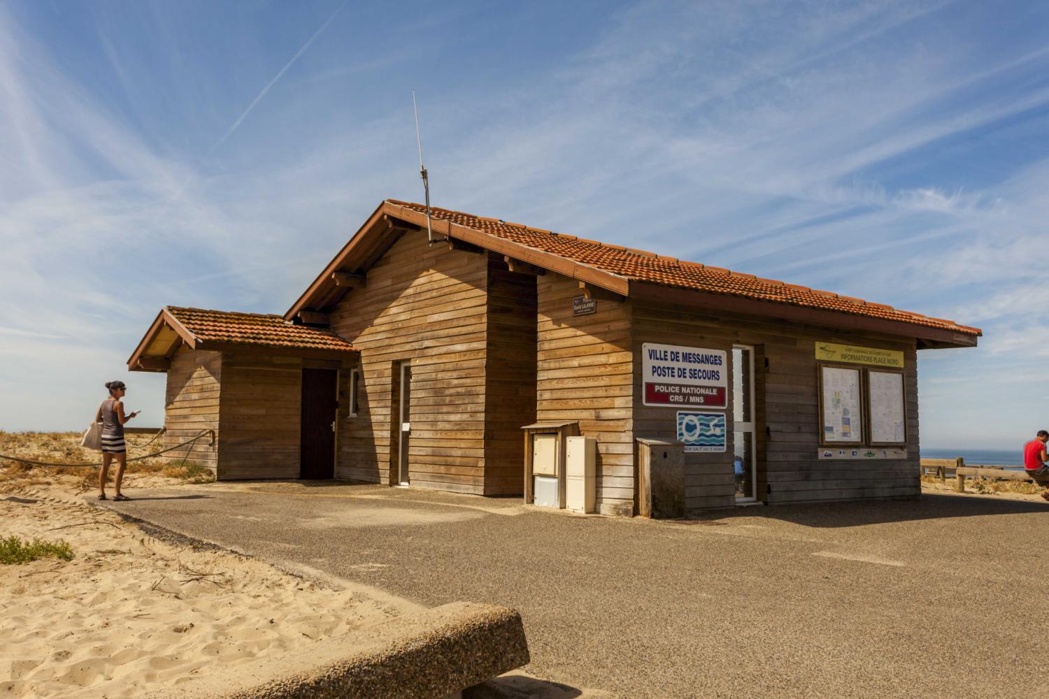 Poste de secours rénové avec bardage bois 