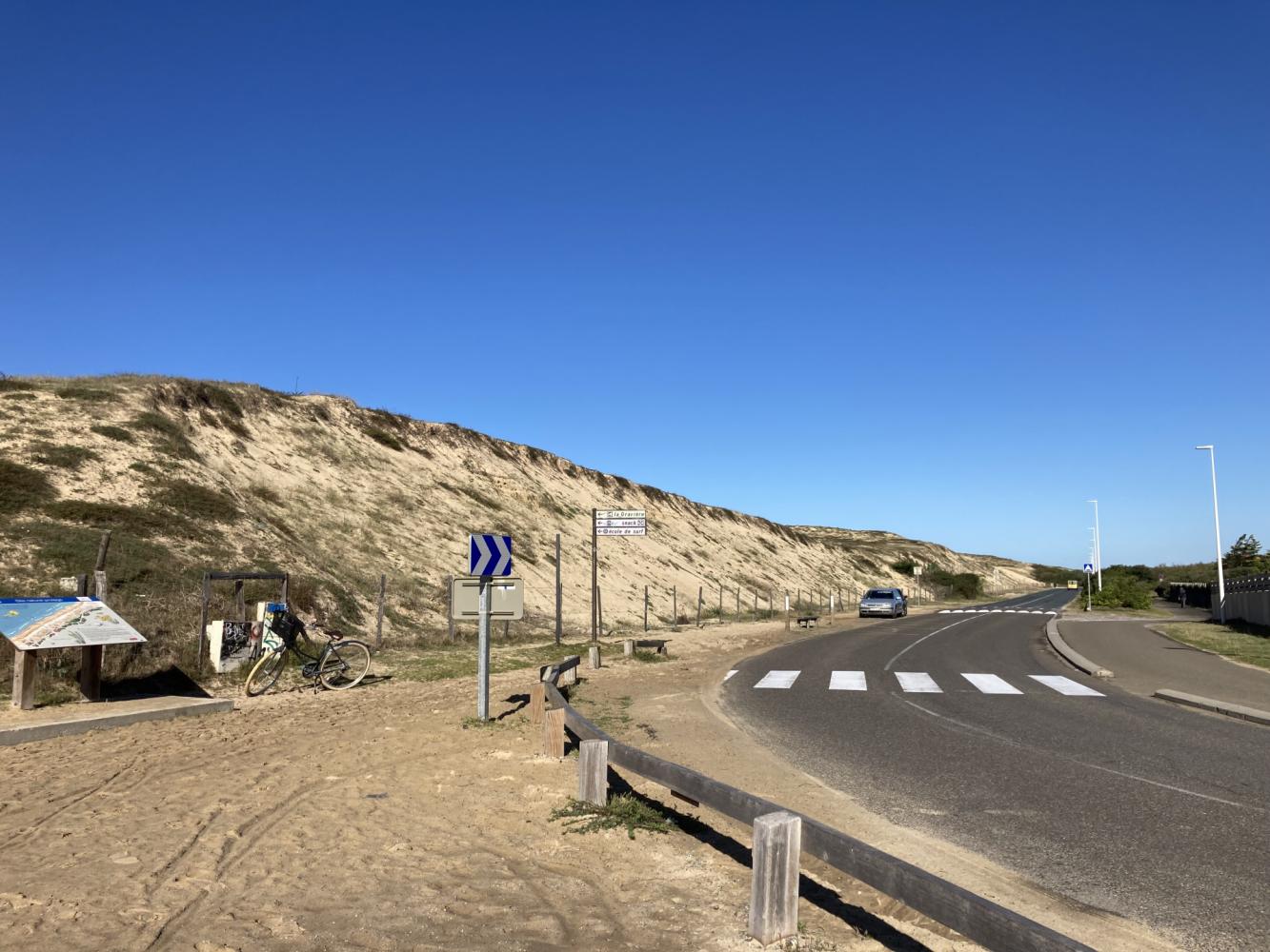 Stationnement bord de route Plage de la gravière - Avant travaux