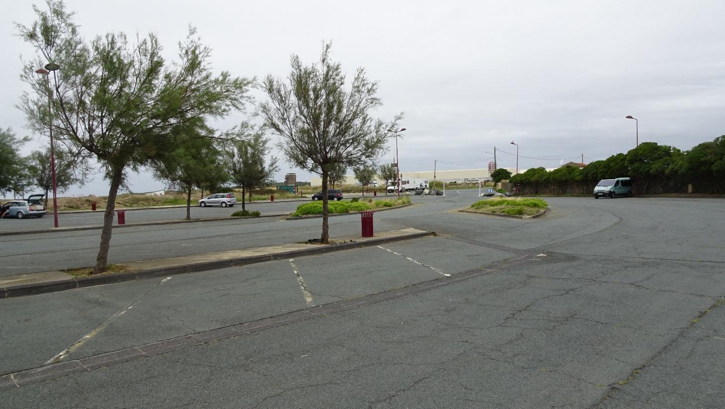 Parking automobile plan plage de la Digue 