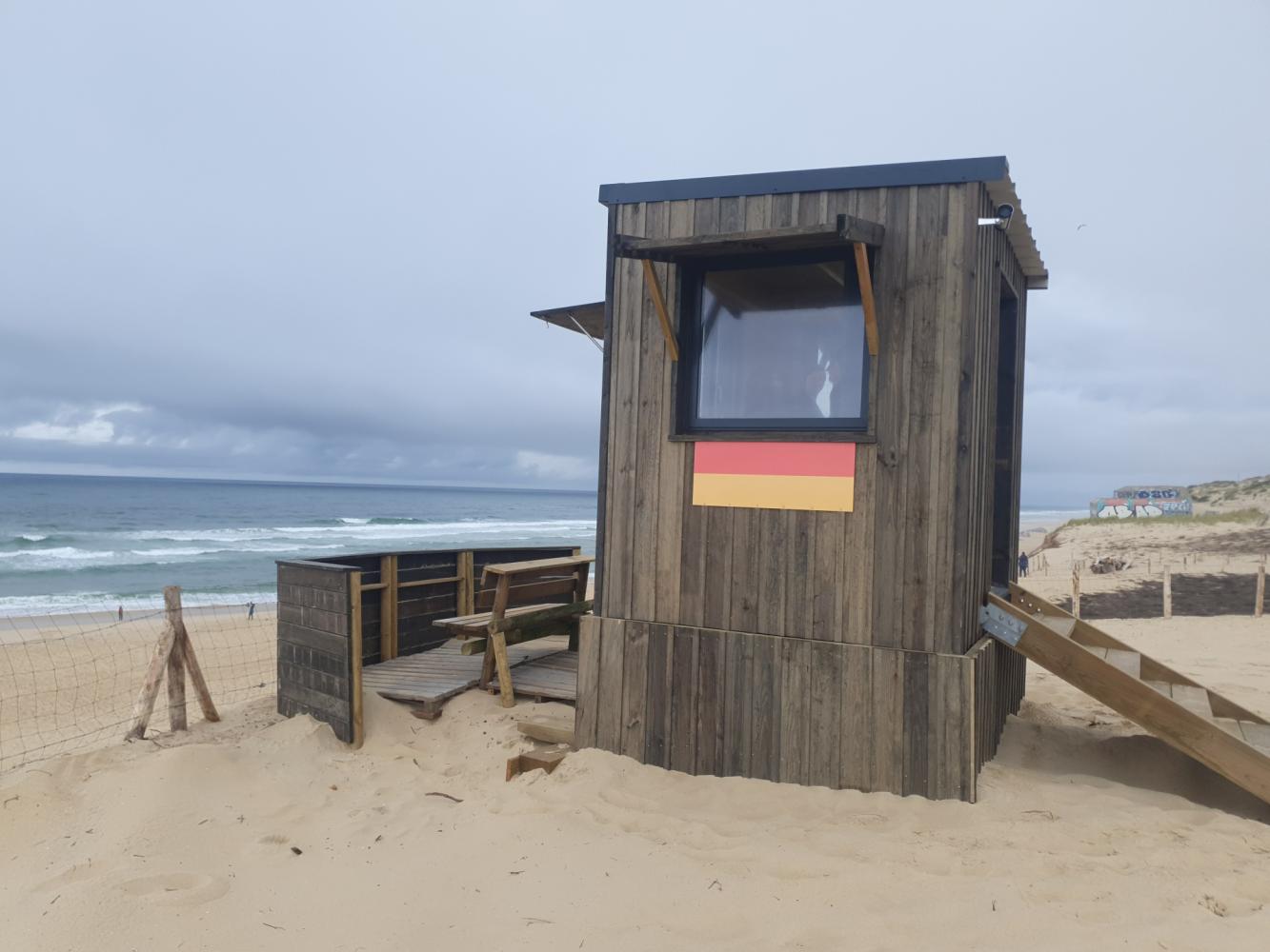Vigie du poste de secours démontée chaque saison estivale