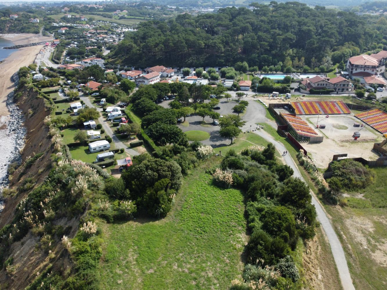 Vue aérienne du parking rétro littoral 