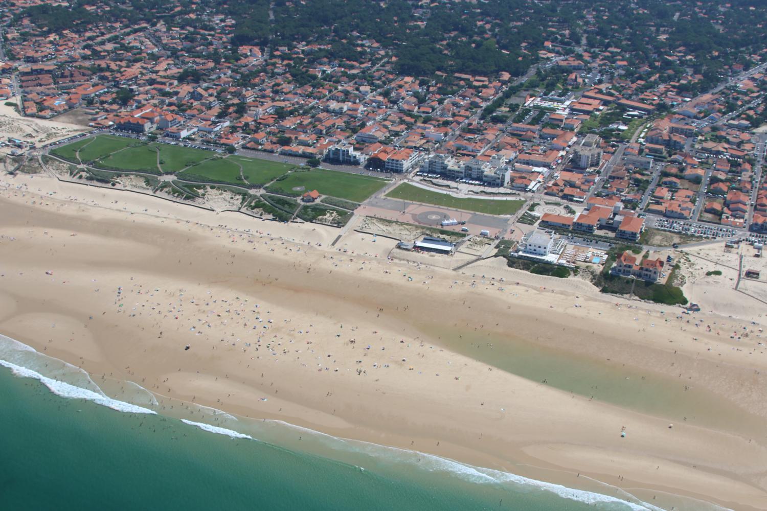 Vue aérienne du front de mer de Biscarrosse-Plage