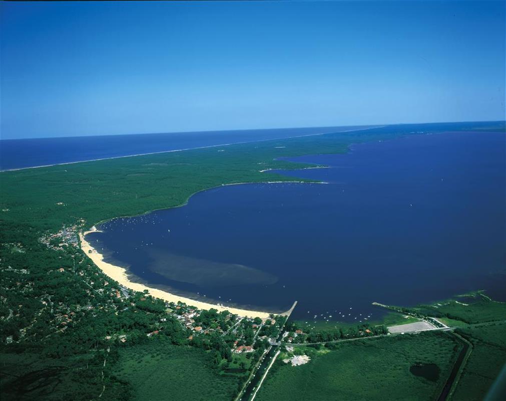 Vue aérienne du lac de Carcans-Hourtin