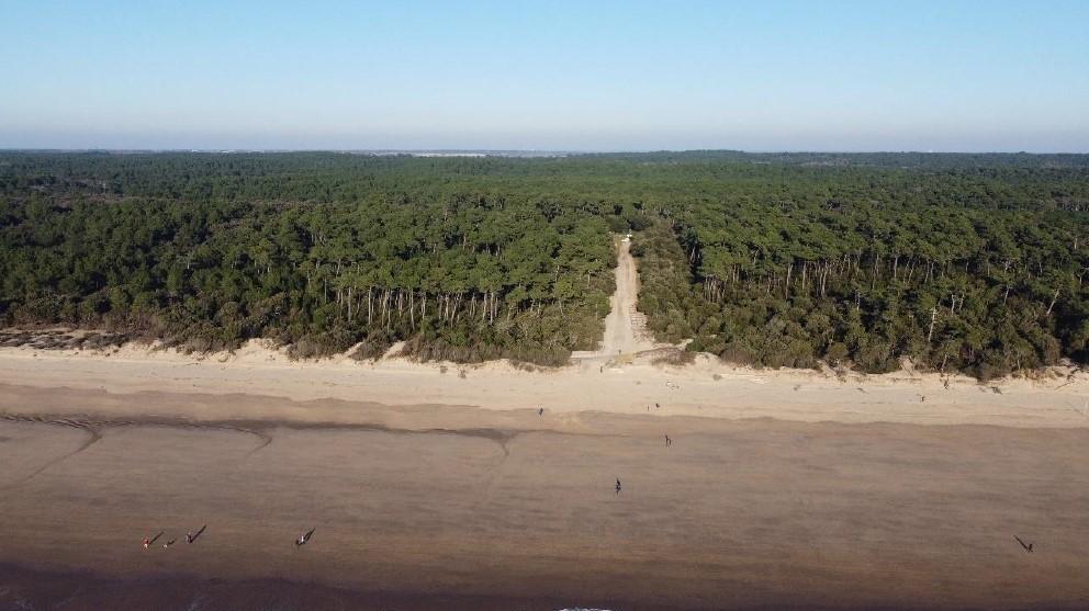 Vue drone de l'accès plage des Combots 2022