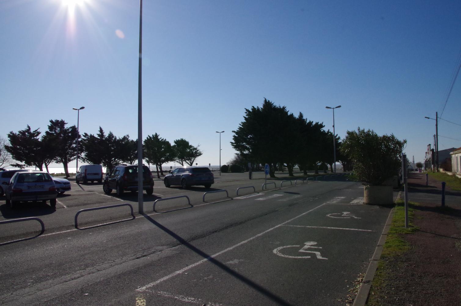 Zone de stationnement sur le secteur de la Pointe de la Fumée