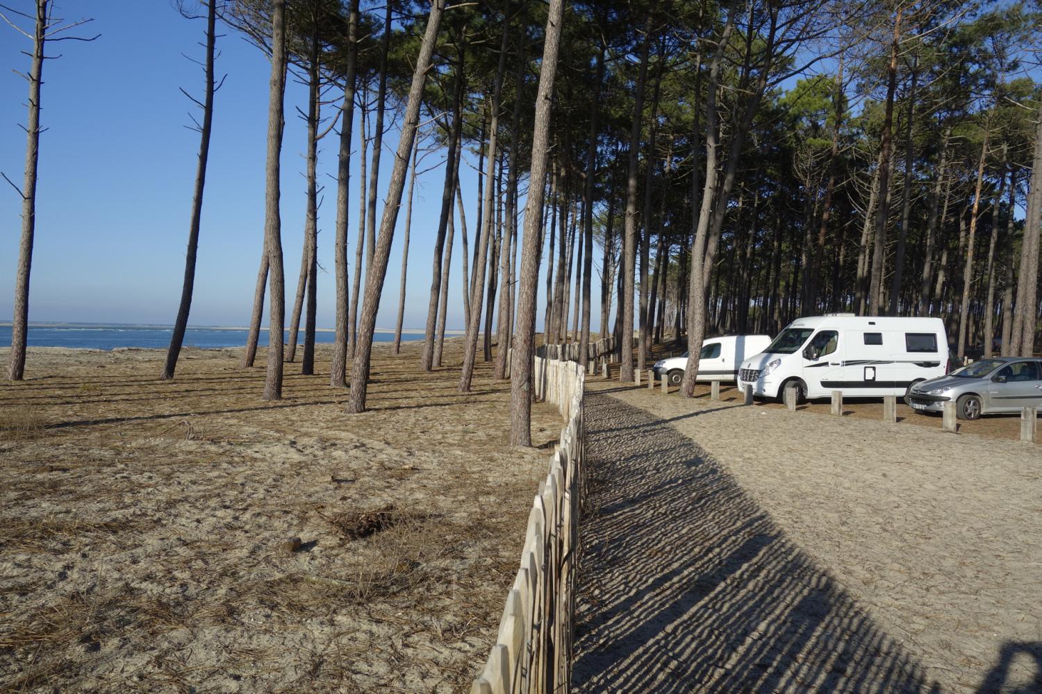 Parking sous couvert forestier à la Lagune (photo prise avant incendie)