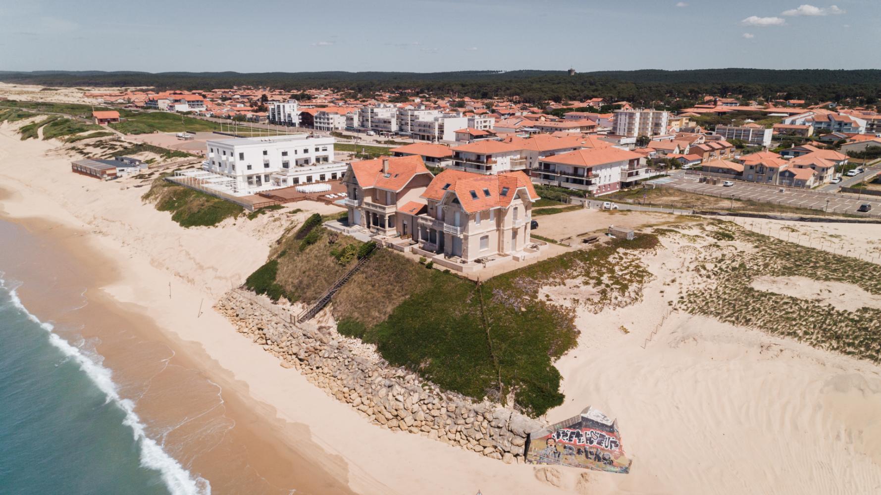 Les villas jumelles et le grand hôtel de la plage en mai 2020
