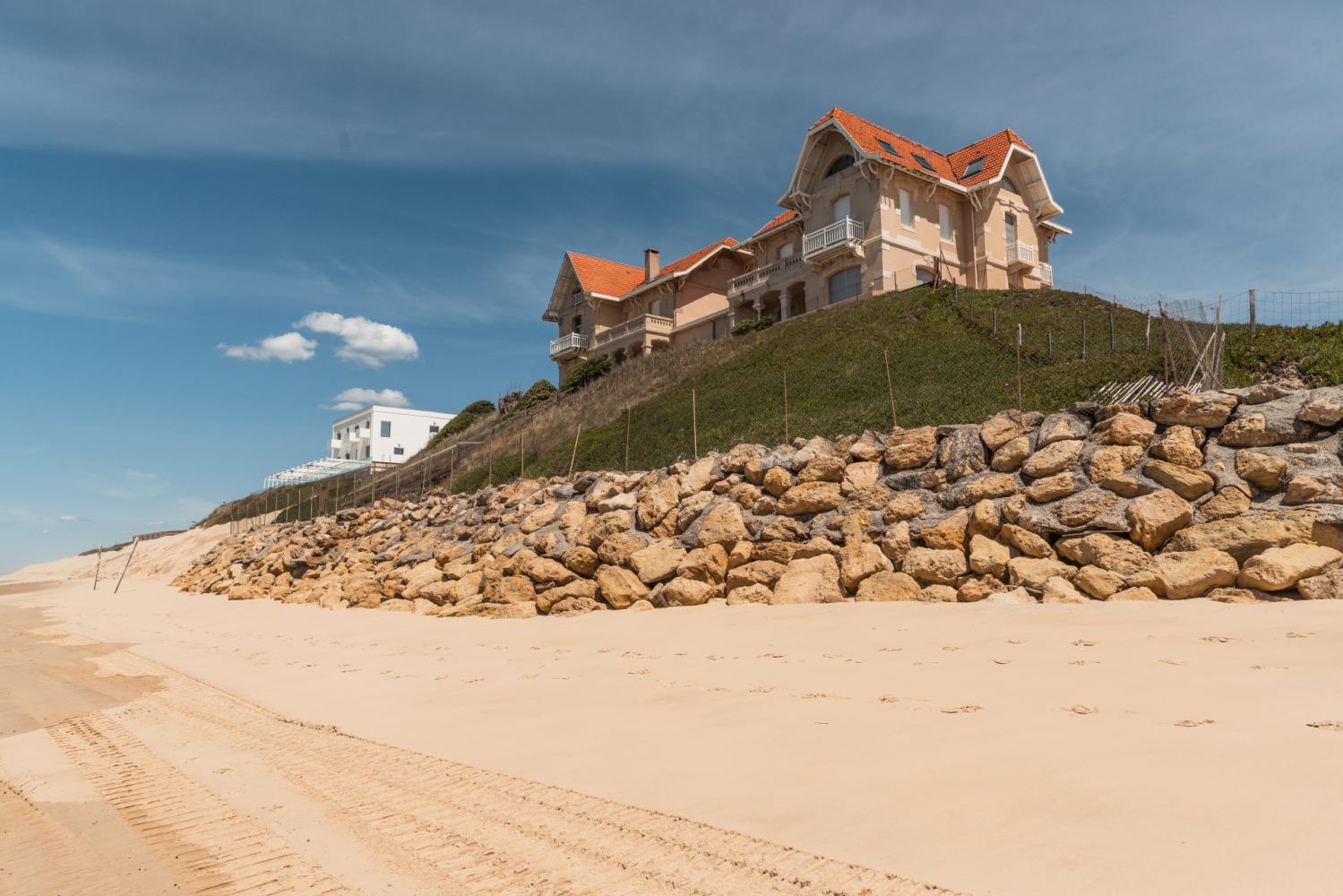 Les villas jumelles et le grand hôtel de la plage